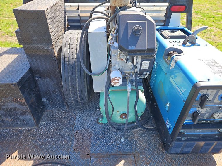 image for item EI3711 2001 Ford F450 Super Duty XLT flatbed truck