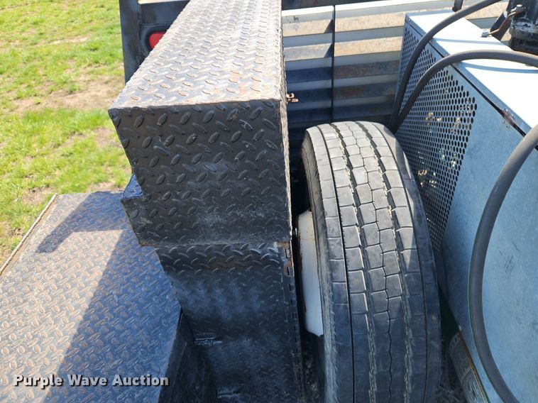 image for item EI3711 2001 Ford F450 Super Duty XLT flatbed truck