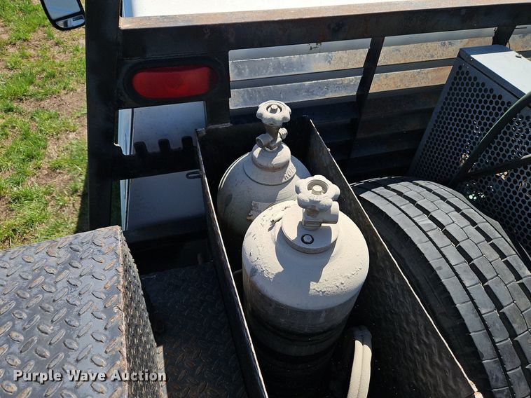 image for item EI3711 2001 Ford F450 Super Duty XLT flatbed truck