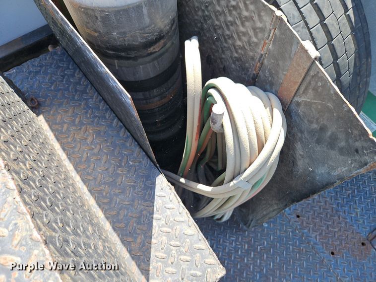 image for item EI3711 2001 Ford F450 Super Duty XLT flatbed truck