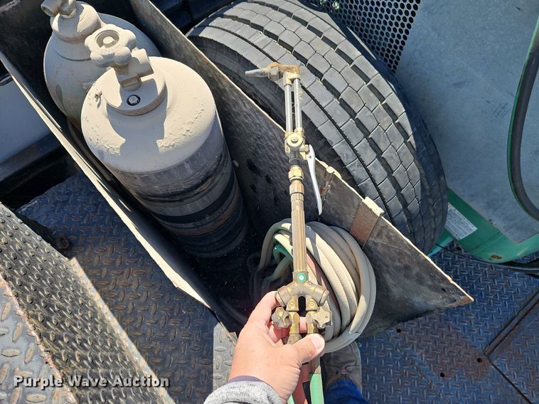 image for item EI3711 2001 Ford F450 Super Duty XLT flatbed truck