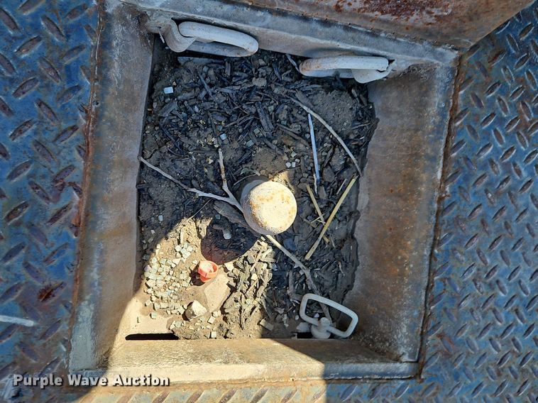 image for item EI3711 2001 Ford F450 Super Duty XLT flatbed truck