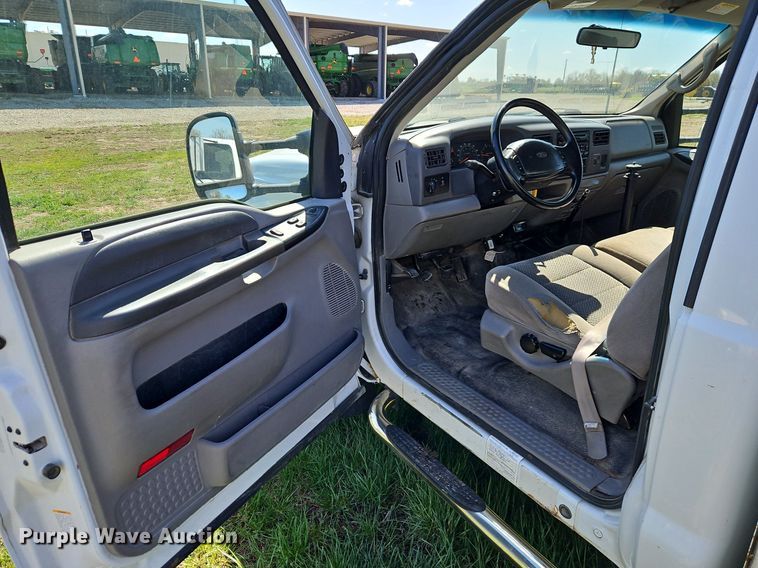 image for item EI3711 2001 Ford F450 Super Duty XLT flatbed truck