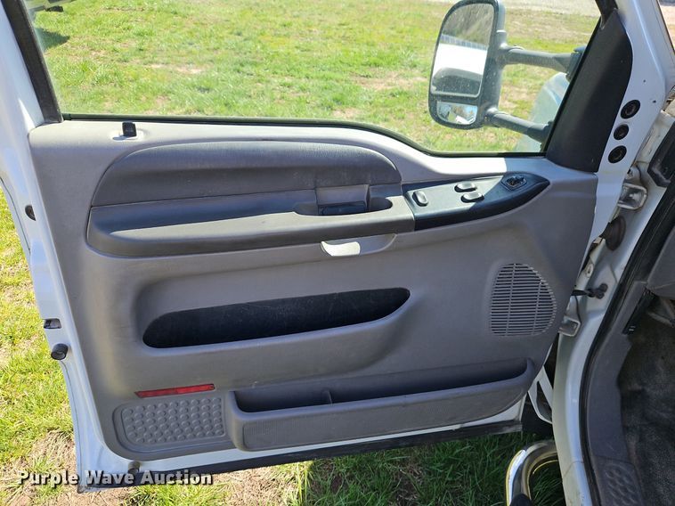 image for item EI3711 2001 Ford F450 Super Duty XLT flatbed truck