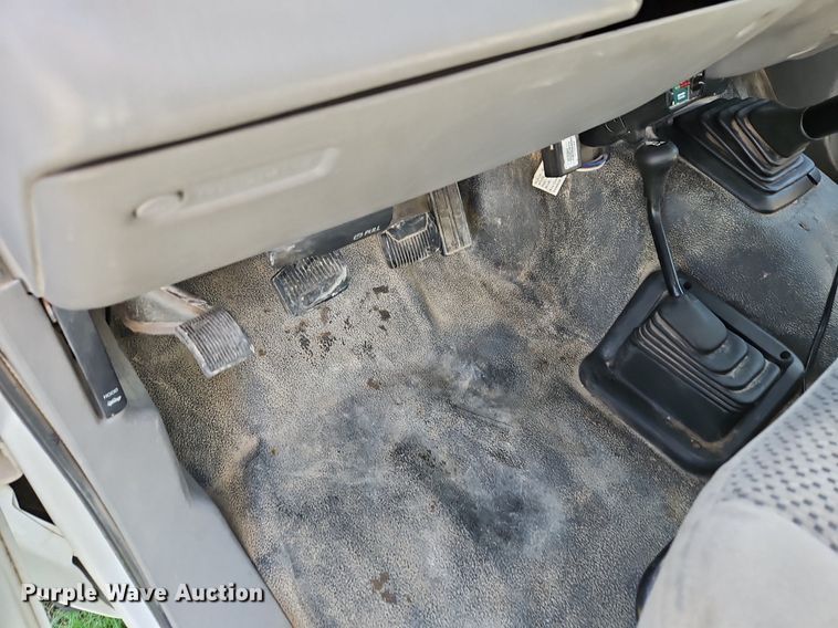 image for item EI3711 2001 Ford F450 Super Duty XLT flatbed truck