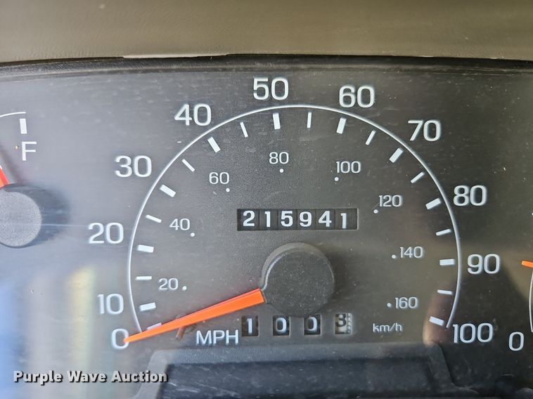 image for item EI3711 2001 Ford F450 Super Duty XLT flatbed truck