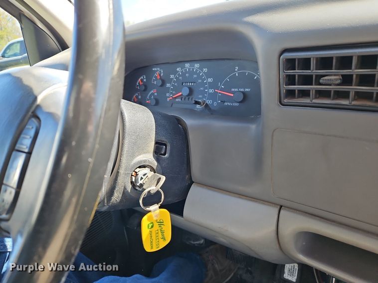 image for item EI3711 2001 Ford F450 Super Duty XLT flatbed truck