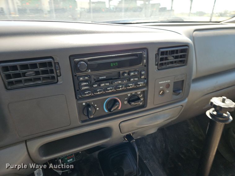 image for item EI3711 2001 Ford F450 Super Duty XLT flatbed truck