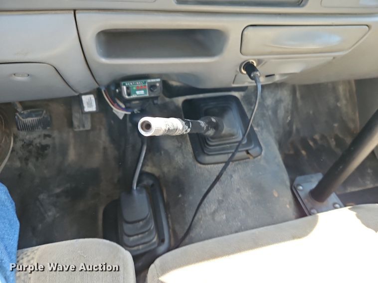 image for item EI3711 2001 Ford F450 Super Duty XLT flatbed truck