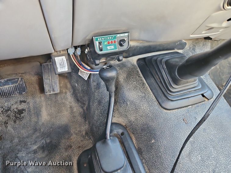 image for item EI3711 2001 Ford F450 Super Duty XLT flatbed truck