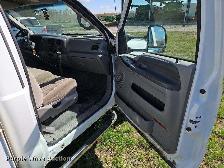 image for item EI3711 2001 Ford F450 Super Duty XLT flatbed truck