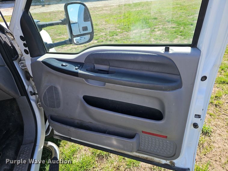 image for item EI3711 2001 Ford F450 Super Duty XLT flatbed truck