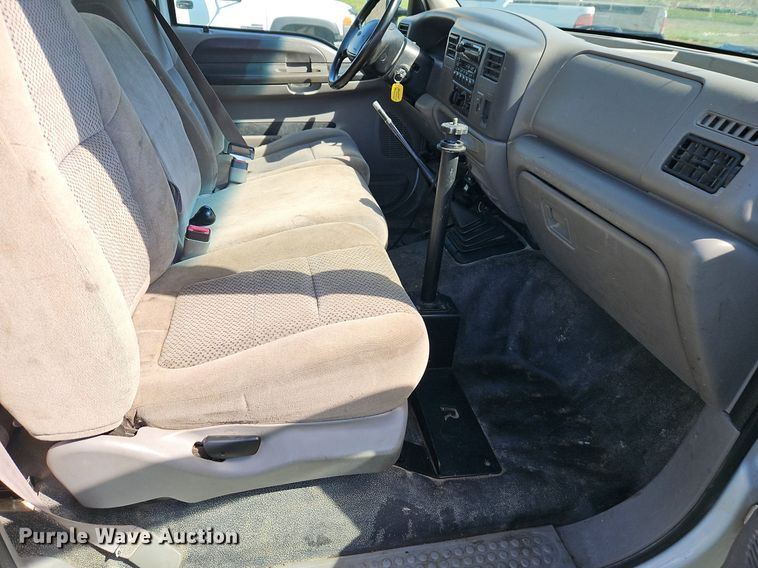 image for item EI3711 2001 Ford F450 Super Duty XLT flatbed truck