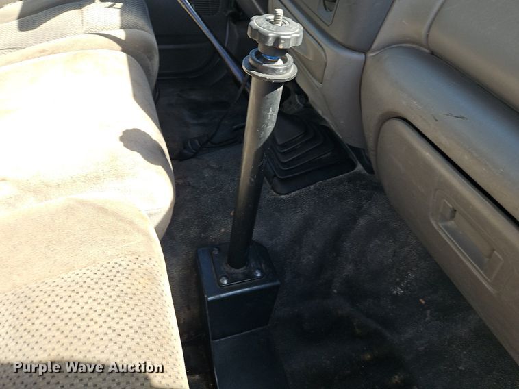 image for item EI3711 2001 Ford F450 Super Duty XLT flatbed truck