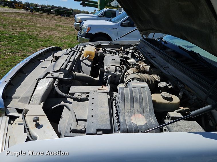 image for item EI3711 2001 Ford F450 Super Duty XLT flatbed truck