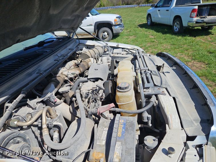 image for item EI3711 2001 Ford F450 Super Duty XLT flatbed truck