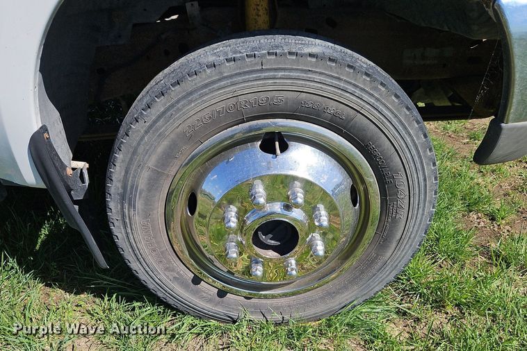 image for item EI3711 2001 Ford F450 Super Duty XLT flatbed truck