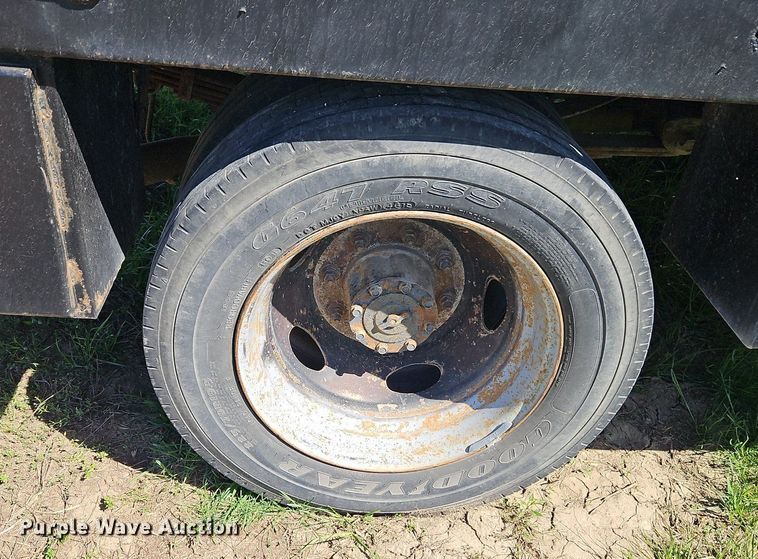 image for item EI3711 2001 Ford F450 Super Duty XLT flatbed truck