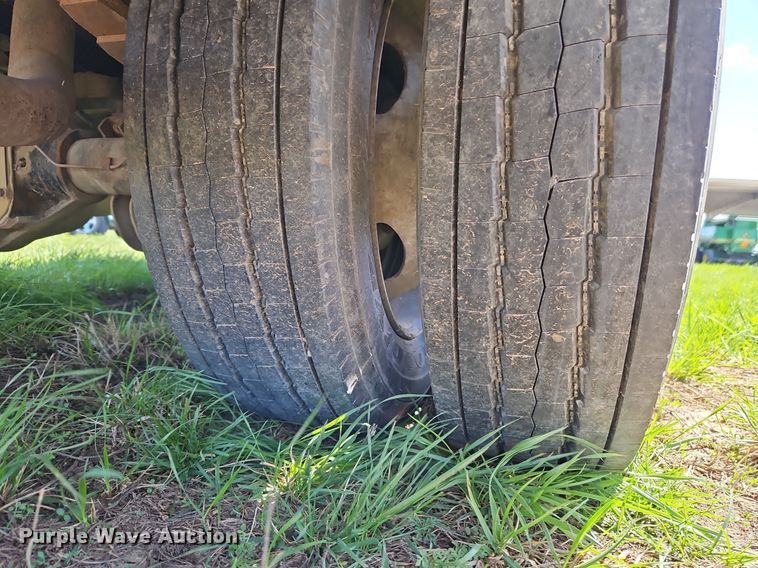 image for item EI3711 2001 Ford F450 Super Duty XLT flatbed truck