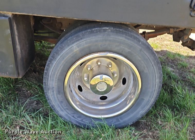 image for item EI3711 2001 Ford F450 Super Duty XLT flatbed truck