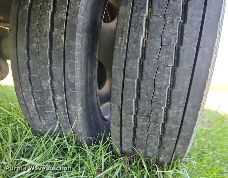 image for item EI3711 2001 Ford F450 Super Duty XLT flatbed truck