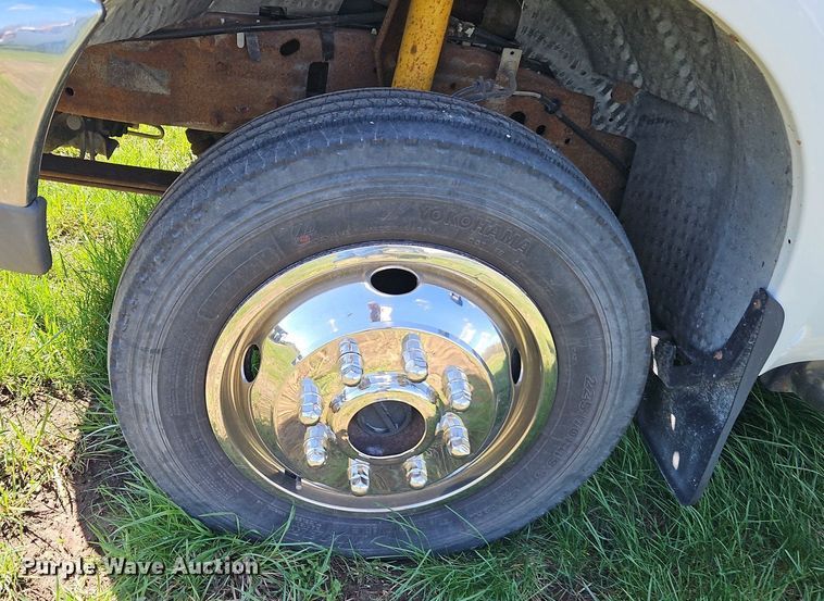 image for item EI3711 2001 Ford F450 Super Duty XLT flatbed truck