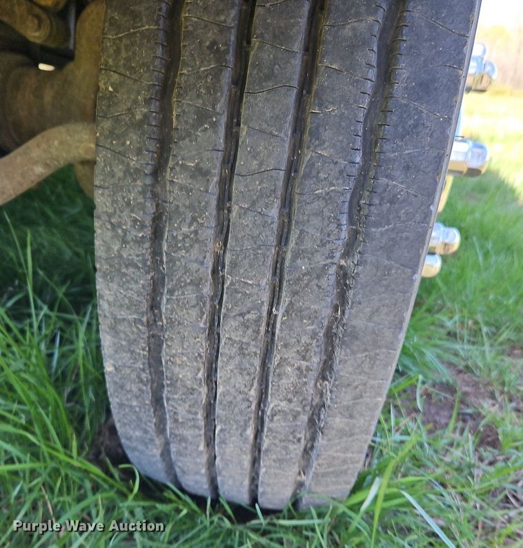 image for item EI3711 2001 Ford F450 Super Duty XLT flatbed truck