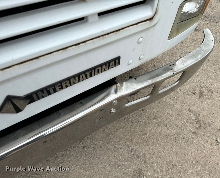 image for item EJ0393 2002 International  3400 shuttle bus