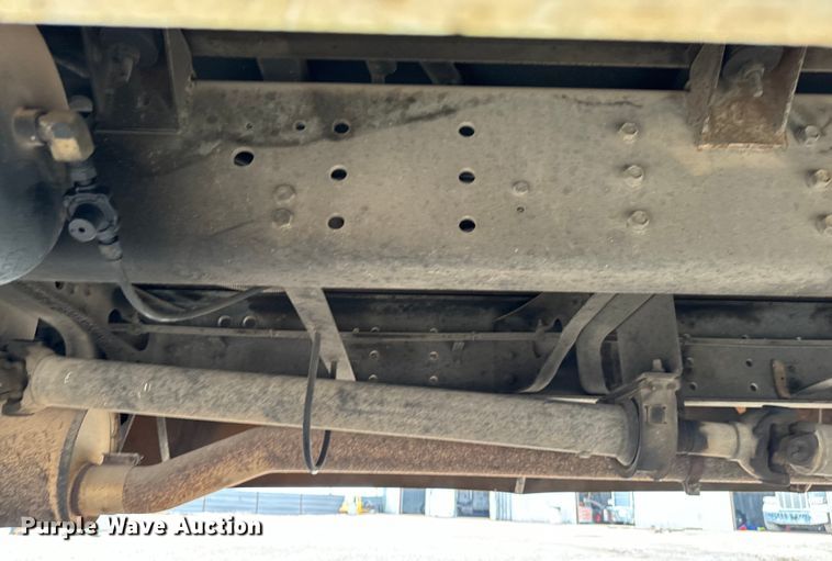 image for item EJ0393 2002 International  3400 shuttle bus