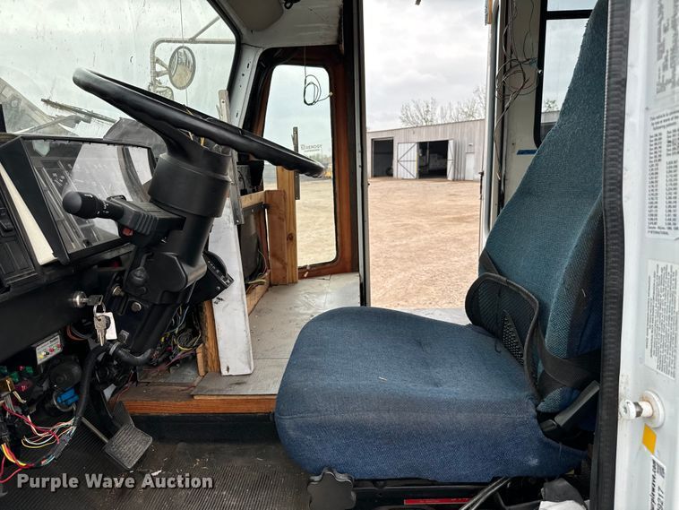 image for item EJ0393 2002 International  3400 shuttle bus