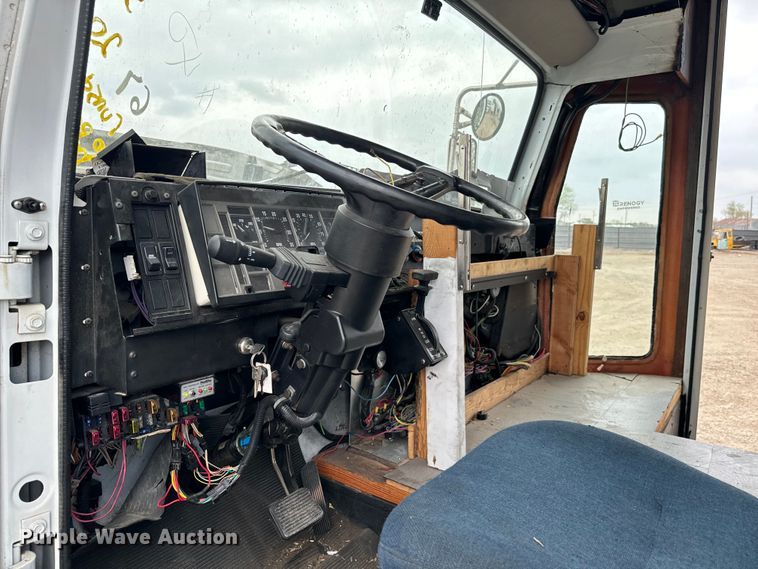 image for item EJ0393 2002 International  3400 shuttle bus