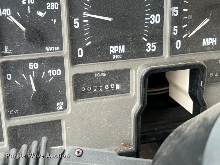 image for item EJ0393 2002 International  3400 shuttle bus