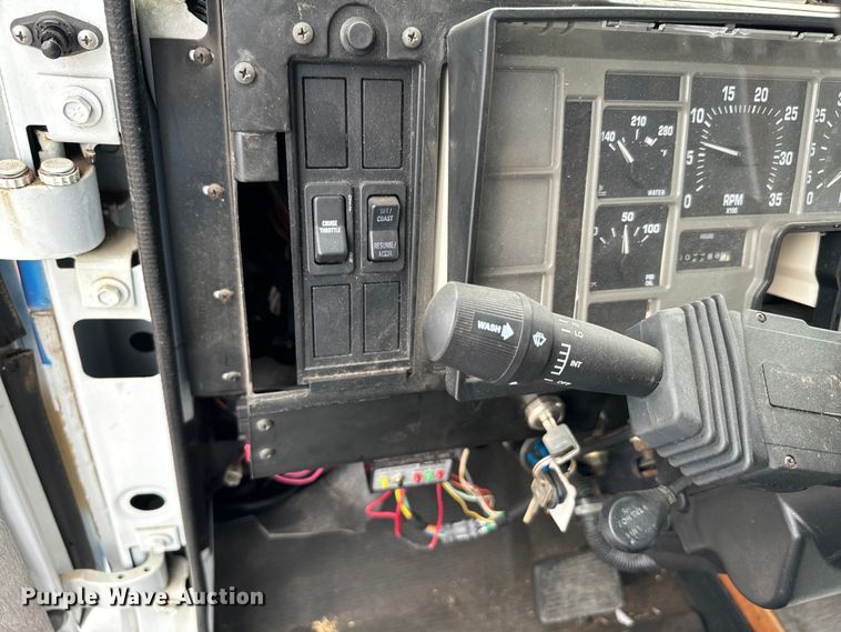 image for item EJ0393 2002 International  3400 shuttle bus