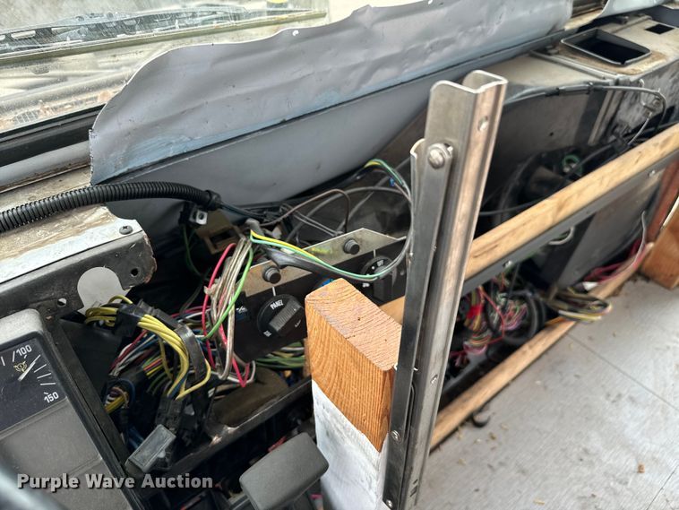 image for item EJ0393 2002 International  3400 shuttle bus