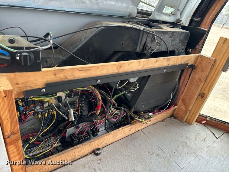 image for item EJ0393 2002 International  3400 shuttle bus