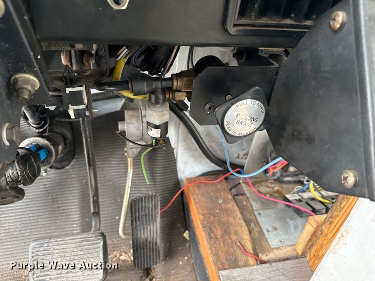 image for item EJ0393 2002 International  3400 shuttle bus