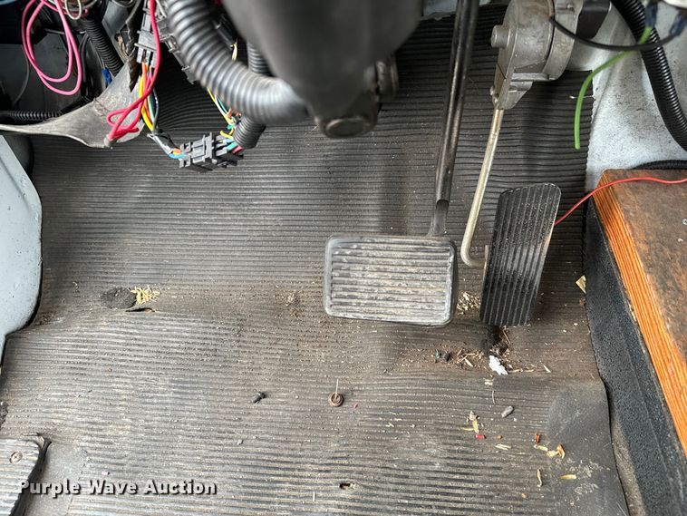 image for item EJ0393 2002 International  3400 shuttle bus