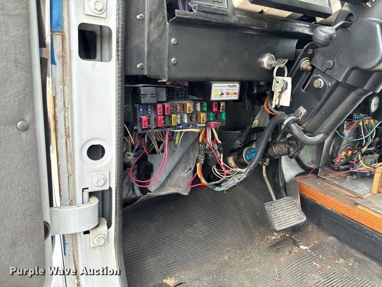 image for item EJ0393 2002 International  3400 shuttle bus