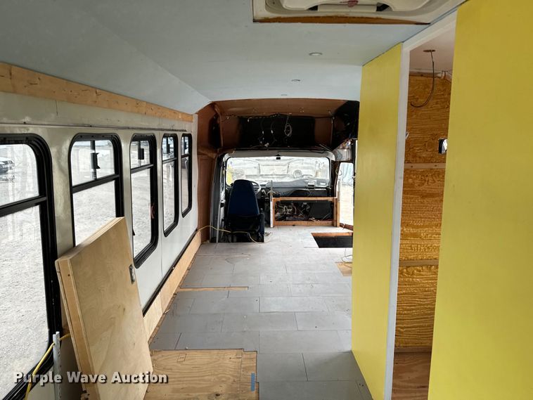 image for item EJ0393 2002 International  3400 shuttle bus