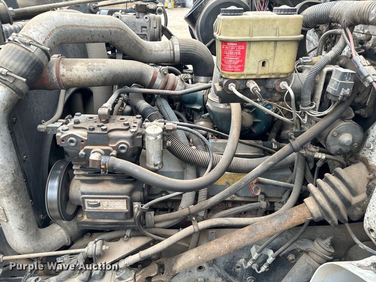 image for item EJ0393 2002 International  3400 shuttle bus