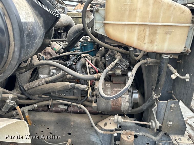 image for item EJ0393 2002 International  3400 shuttle bus