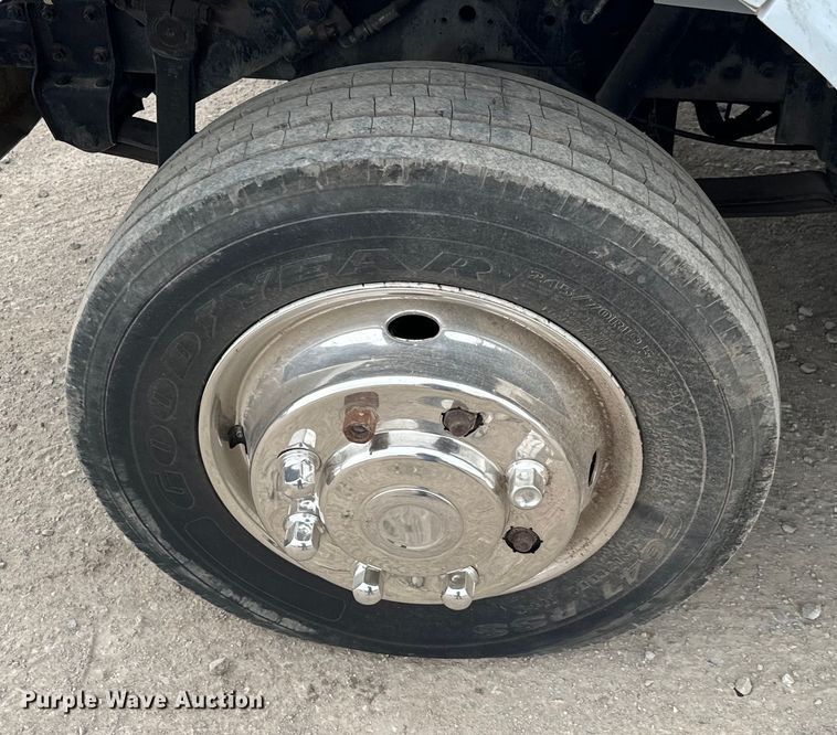 image for item EJ0393 2002 International  3400 shuttle bus