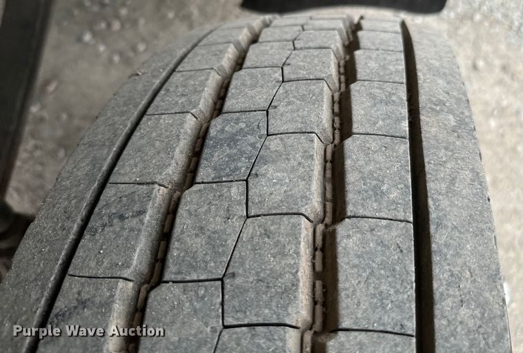 image for item EJ0393 2002 International  3400 shuttle bus