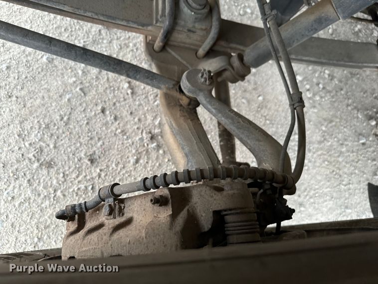 image for item EJ0393 2002 International  3400 shuttle bus