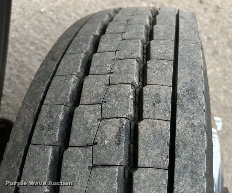 image for item EJ0393 2002 International  3400 shuttle bus