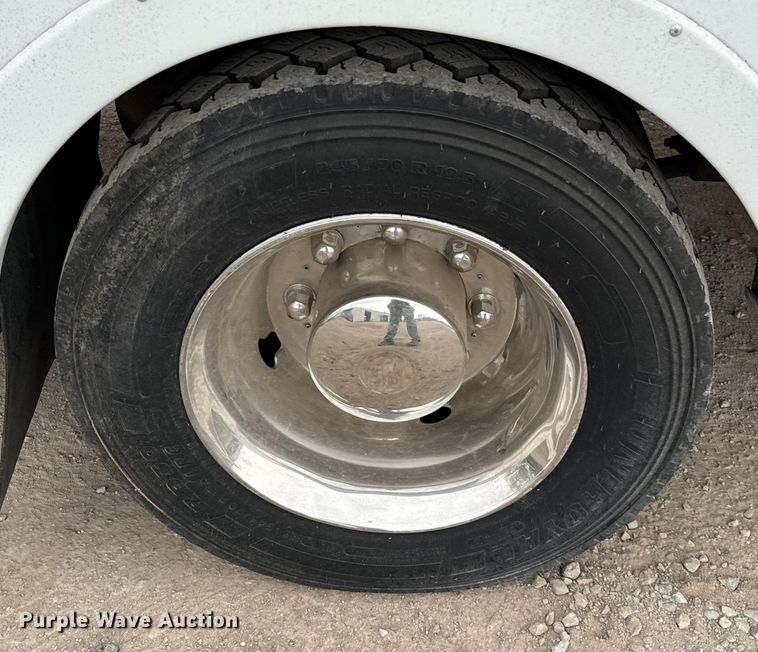 image for item EJ0393 2002 International  3400 shuttle bus