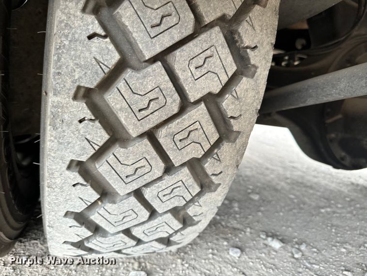 image for item EJ0393 2002 International  3400 shuttle bus