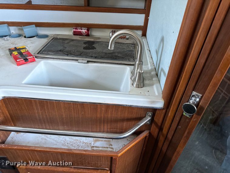 image for item EJ0453 1988 Sea Ray Cruiser  boat