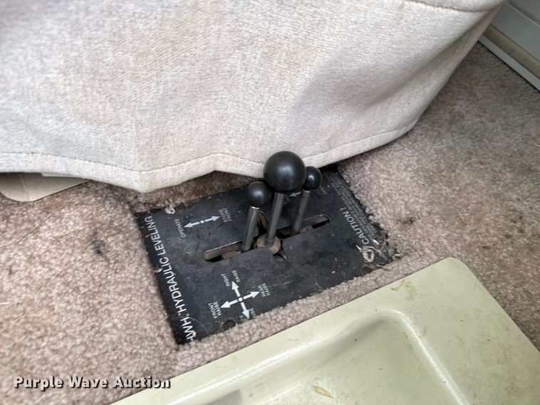 image for item EJ0562 1995 Winnebago IFG37RW RV