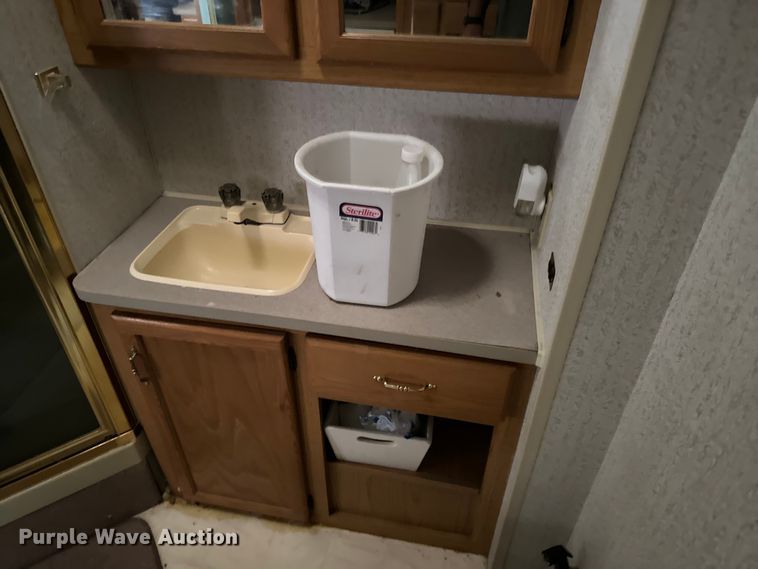 image for item EJ0562 1995 Winnebago IFG37RW RV